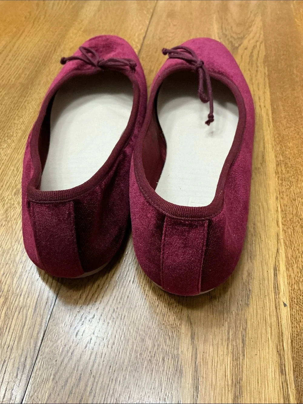 Woman’s LOFT ruby velvet flat. Size 8. Front bow. Padded inner sole. Barely worn